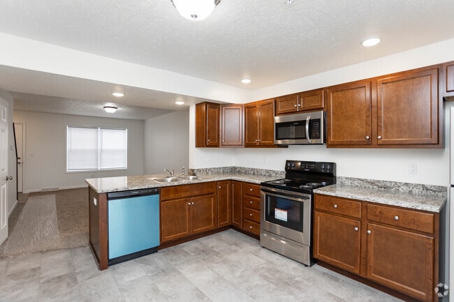 2BR, 1.5BA w/Garage - Woodland Hills