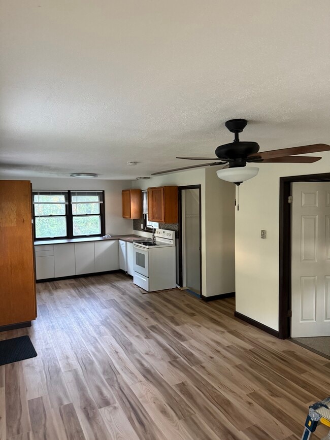 Main entrance to the left viewing the kitchen. - 6820 Rowe Dr Unit 6820