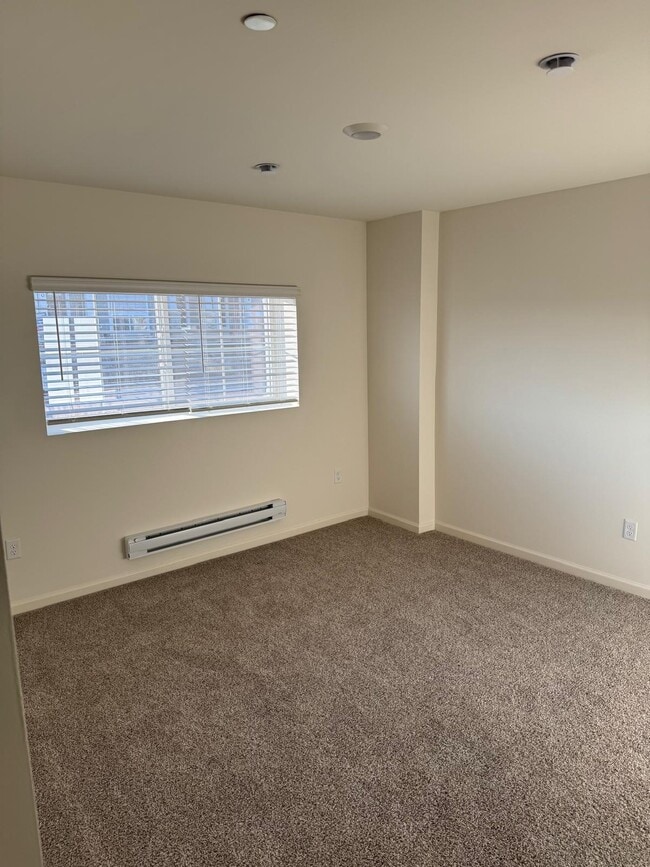 Photo - 2263 Glacier St