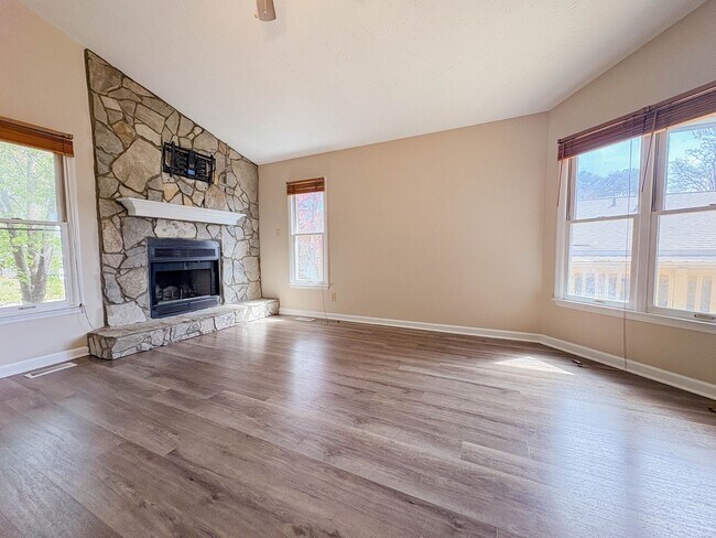 Photo - 3 Bedroom 2 Bathroom Home- Small Pets Okay