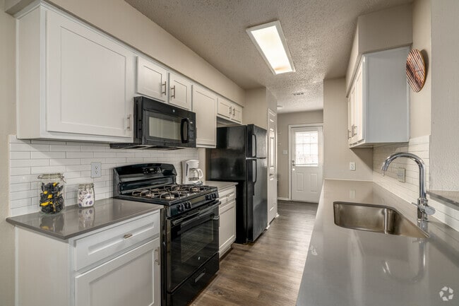 3BR, 2BA - 989SF - Kitchen