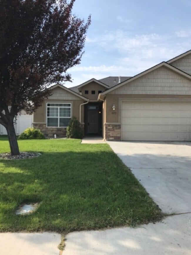 Photo - 1079 N College Rd W