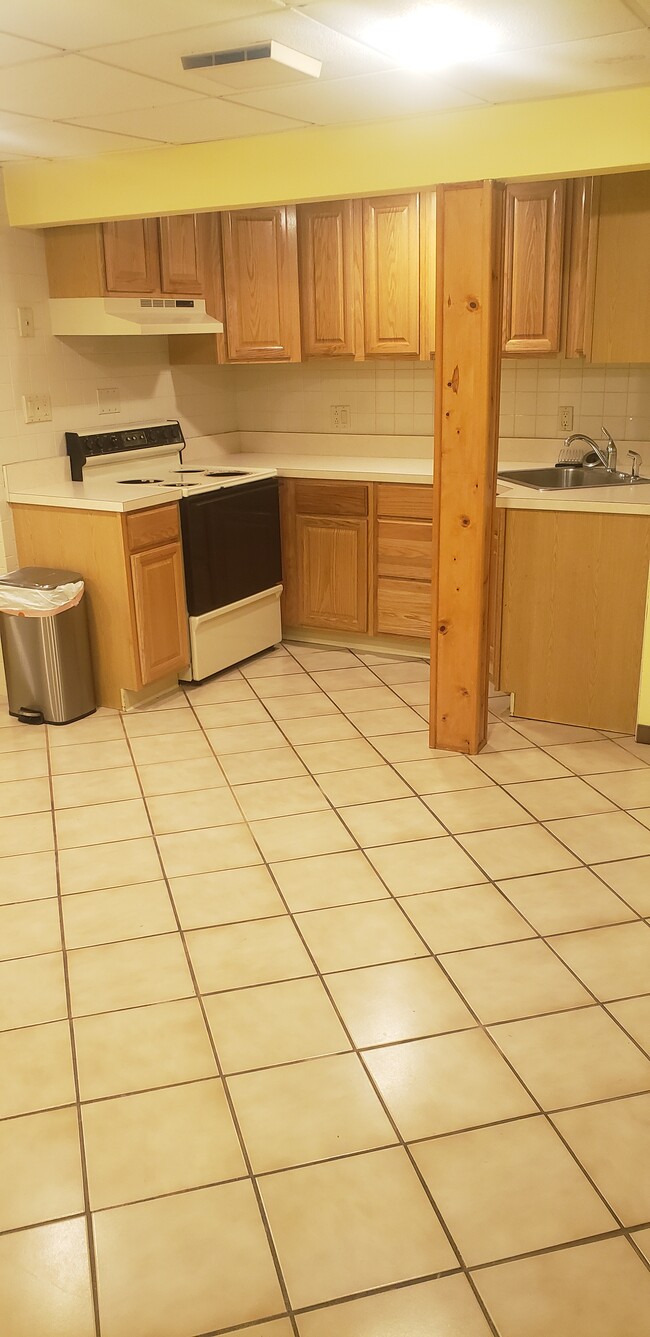 Building Photo - 99 13th Ave Unit 1 bedroom apt