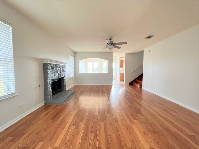 Photo - 740 Winborne Way