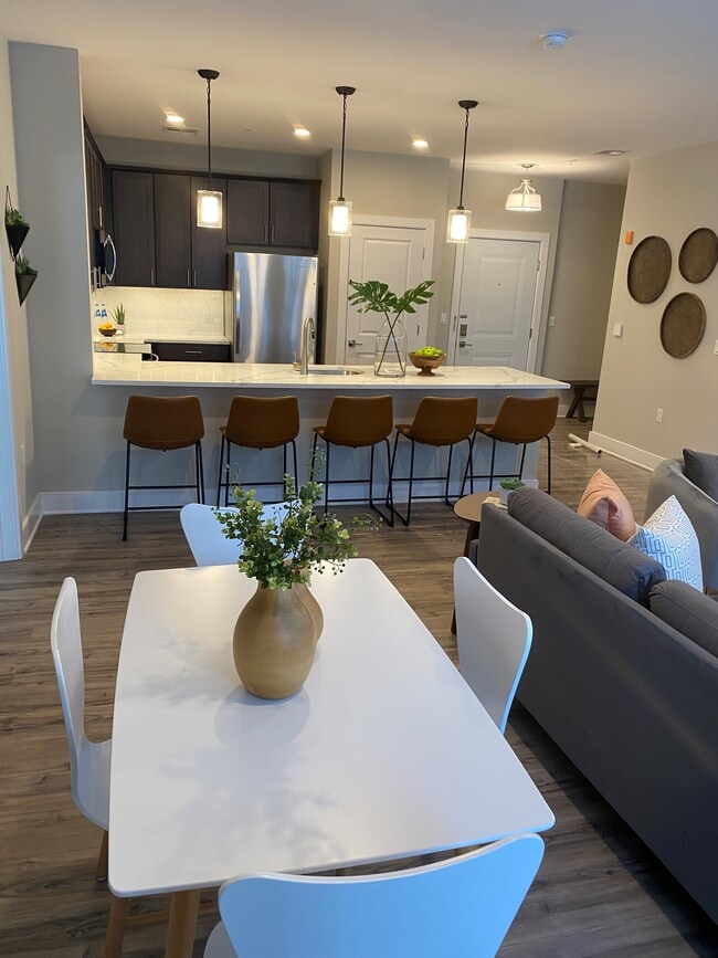 Bright and Airy 2 Bedroom Corner Unit