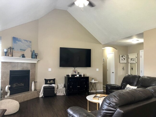 Photo - Republic Schools - Gorgeous 4 Bed 2 Bath 2 Car Garage For Rent