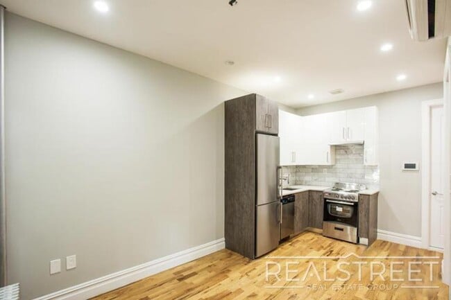 Photo - Stunning & Charming 1 BED in Historic Crown Heights Brownstone Unit 2R