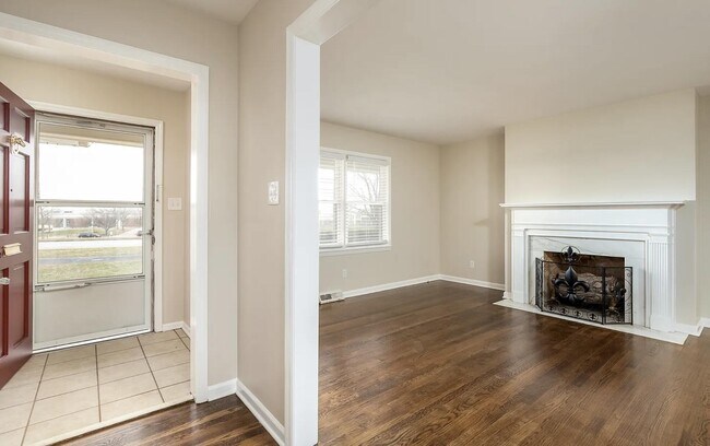 Photo - 305 Lakeshore Dr