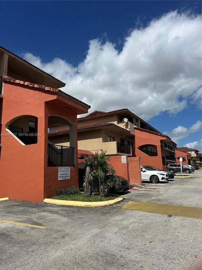 Photo - 2301 W 60th St Unidad A211