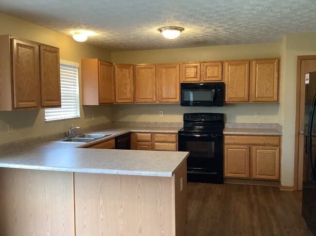 Photo - 452 Crestmoore Dr