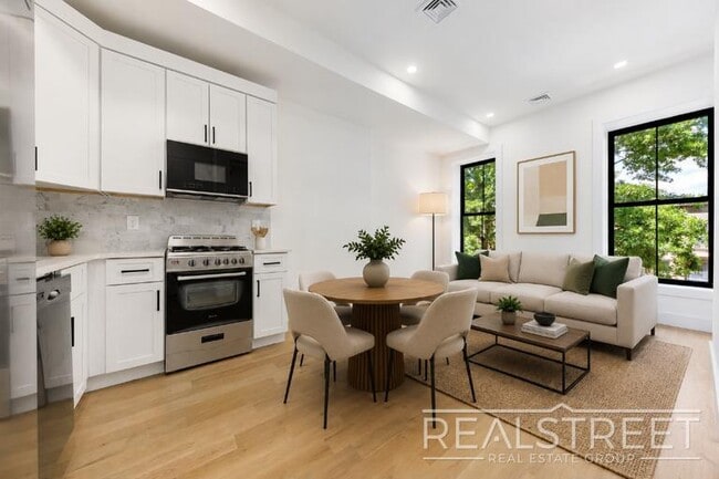 Building Photo - Brand New 3 Bed in Bed Stuy Brownstone! Unit 3