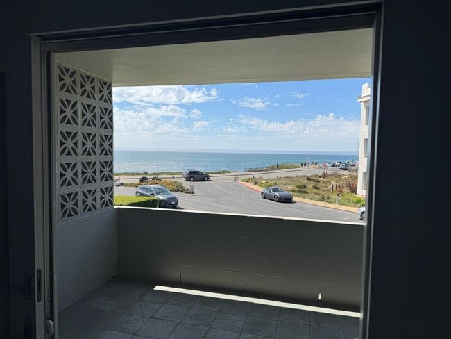 Building Photo - Updated Unfurnished 1 Bedroom/1 Bath Ocean... Unit 9 Rental
