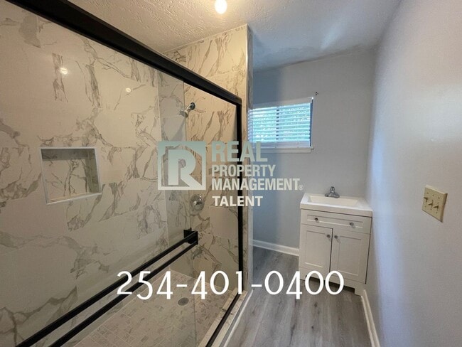 Photo - 111 Country Club Dr