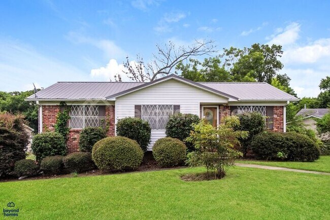 Building Photo - Charming & Move-In Ready Home in Hickory Hills!
