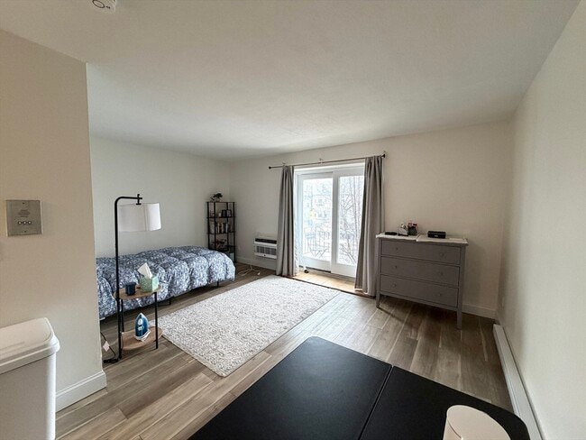 Building Photo - 720 Bennington St Unit 207