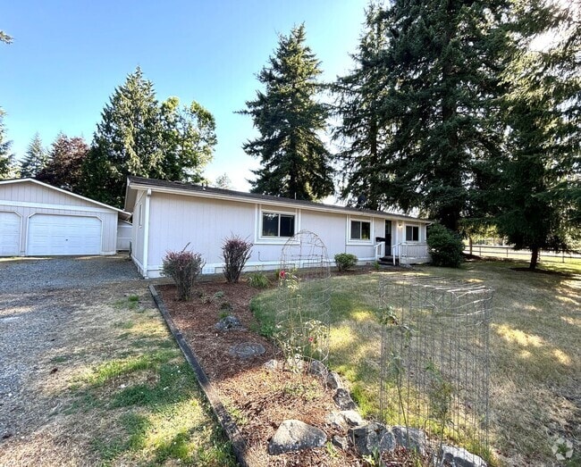 Building Photo - 2 bedroom 2 bath with large front & back y... Rental