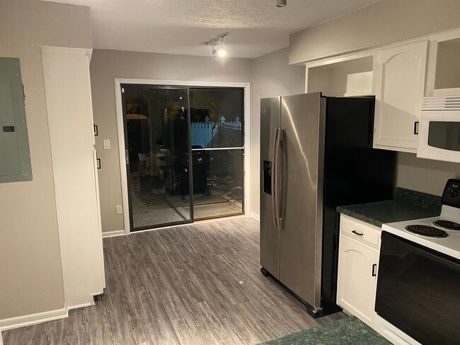 Kitchen - 1131 Roselawn Ln SE Unit 1131