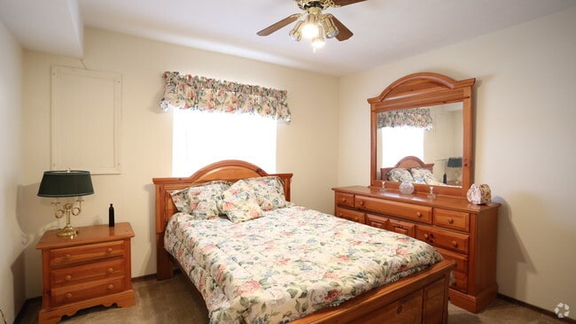 Bedroom - Colonial East Apartments