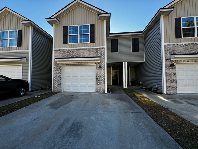 Building Photo - Highly Desirable Richmond Hill Townhome with 3 Bedroooms