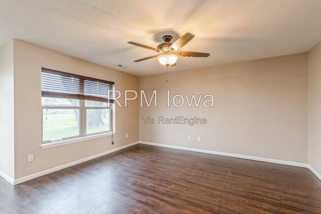 Photo - 320 E 5th St