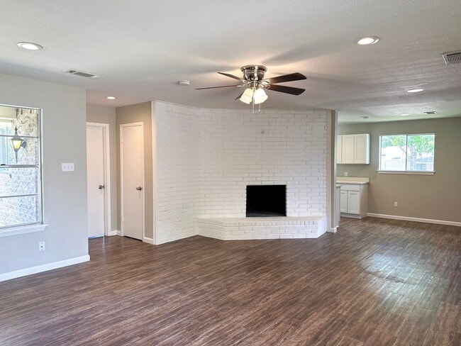Photo - 3 Bedroom / 2 Bath / 2 Car Garage