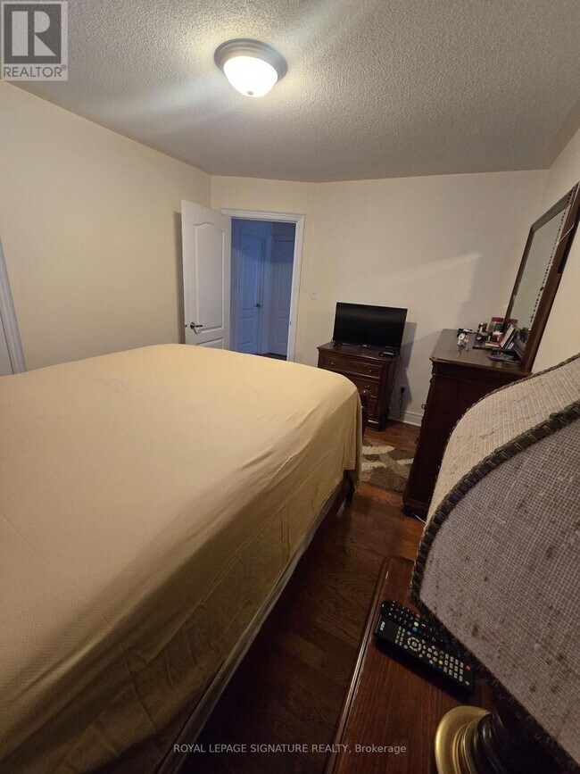 Photo - 19 Red Plant Crescent