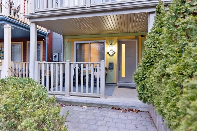 Photo - 136 Woodbine Ave