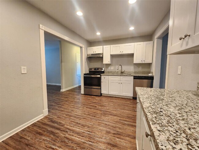 Photo - 1015 W 10th St