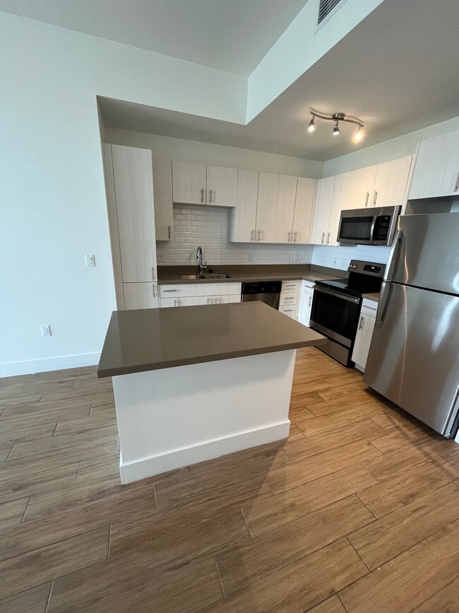 Building Photo - 16021 NE 18th Ct Unit B