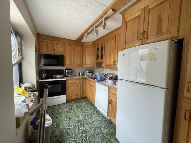 Building Photo - 1253 Beacon St Unit 2C Rental