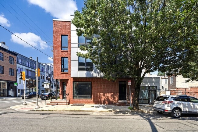 2001 Frankford Ave