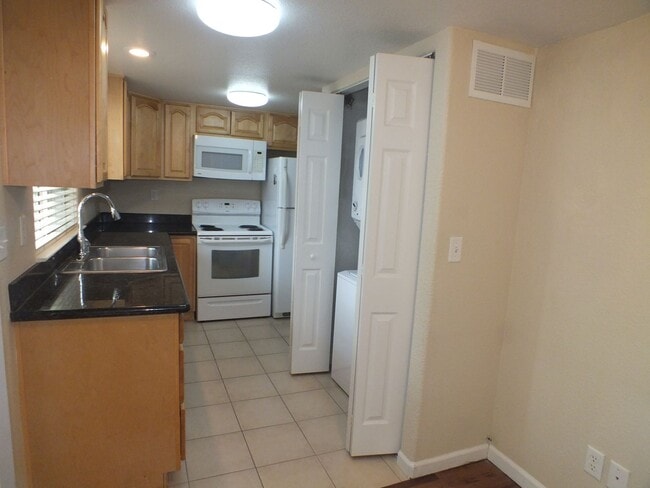 Photo - Cameron Park 2/1.5 townhouse style apt Unit D3