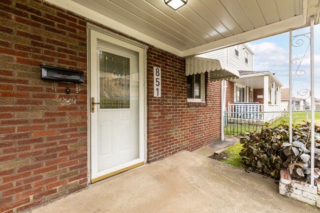 Photo - 851 Florence Ave Unidad Florence