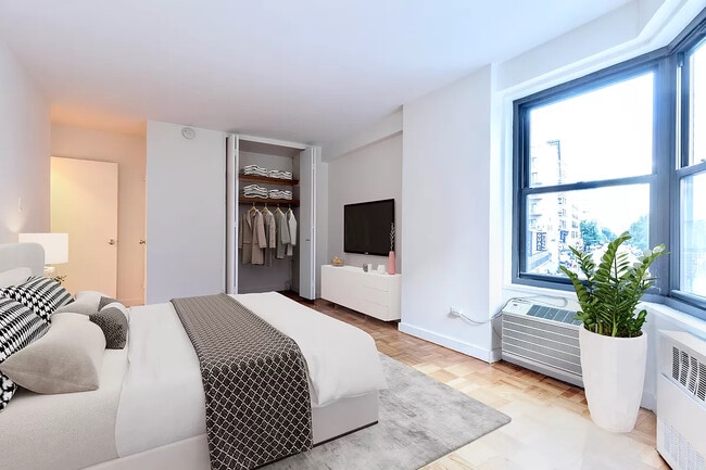 Photo - 358 W 48th St