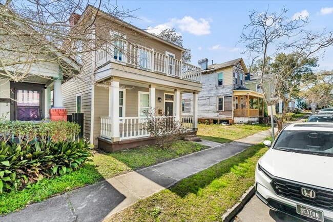 Building Photo - Beautiful 4 bedroom home downtown