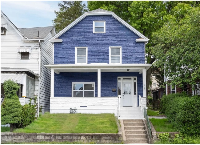 Building Photo - Newly Renovated 5-Bedroom Beauty!