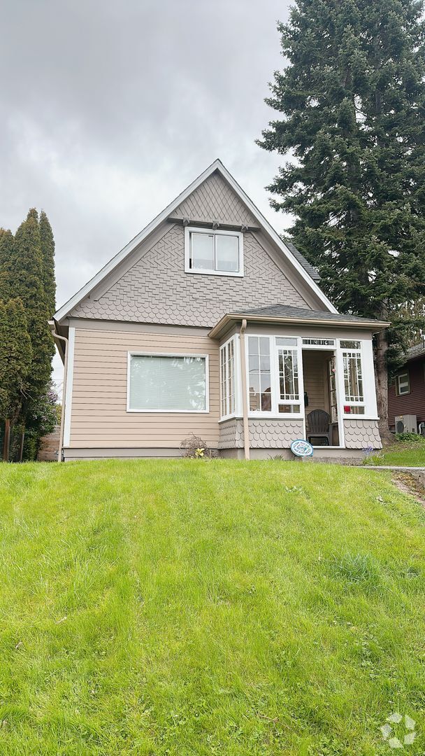 Building Photo - PRELEASE: 4 bdrm/1 bath in York neighborhood Rental