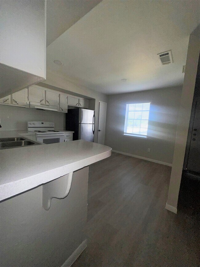 Hollyvale Apartments