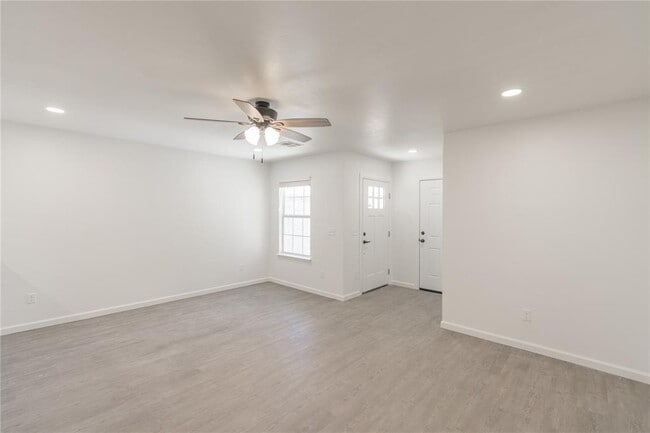 Photo - 785 NE 4th St