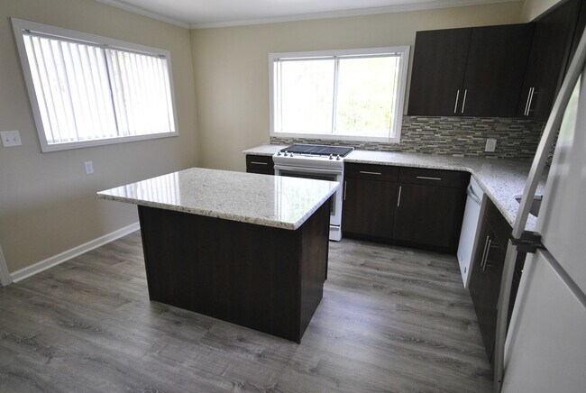 Photo - 217 N 1st St