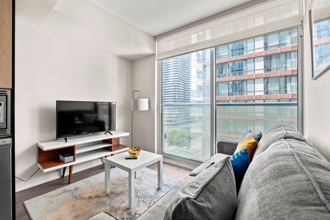 Building Photo - 475 Yonge St Unit ID1345967P