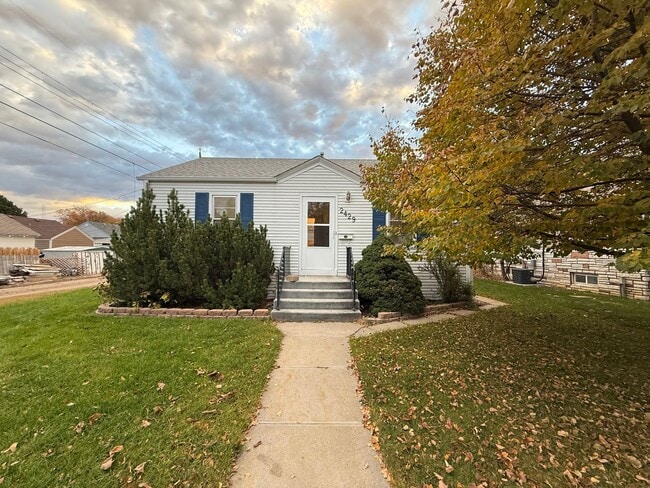 Building Photo - Two bedroom, One bathroom, Pet Friendly Ho...