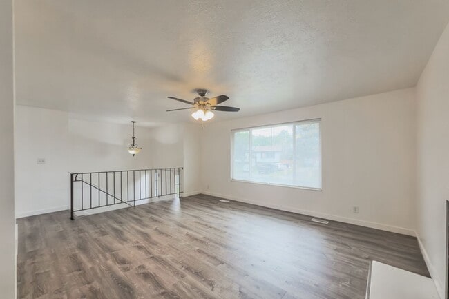 Photo - **Coming Soon** 5 bd/ 2 bath Home!