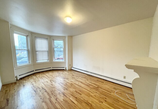 Photo - 1572 Tremont St