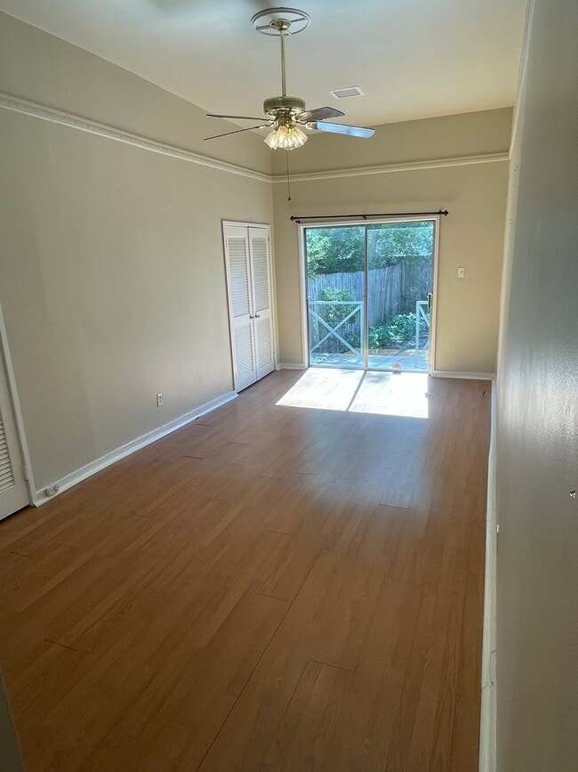 Building Photo - 1BD/1BA Uptown, w/ Private Fenced In Court...