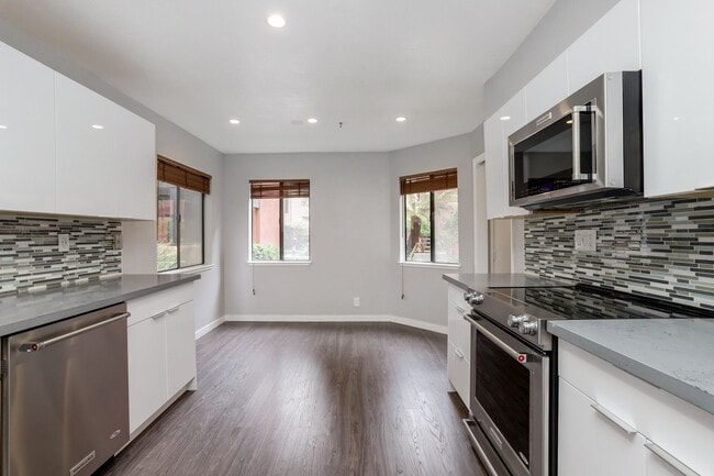 Building Photo - 2 Bed / 2.5 Bath pet friendly condo near downtown San Carlos with two parking spaces. YouTube tour! Unit 104