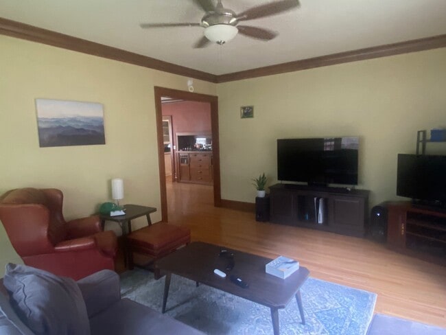 Sala de estar - 3401 Emerson Ave S Unidad 2