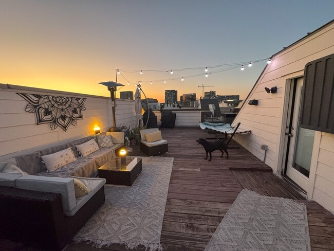 Building Photo - 2411 N Hall St Unit 6