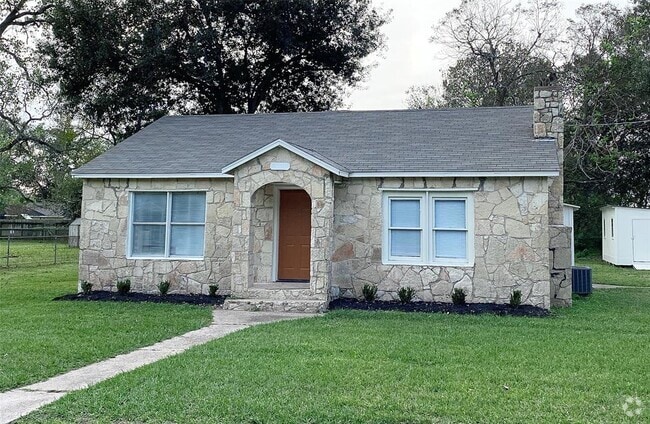 Building Photo - 1015 N Arcola St Rental