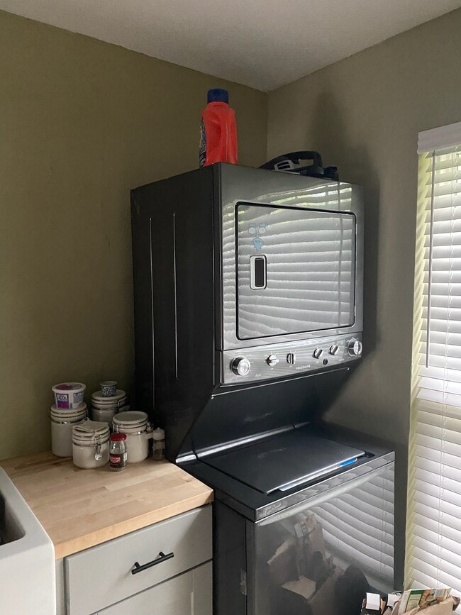 Kitchen - 513 W Lookout Dr Unit 209